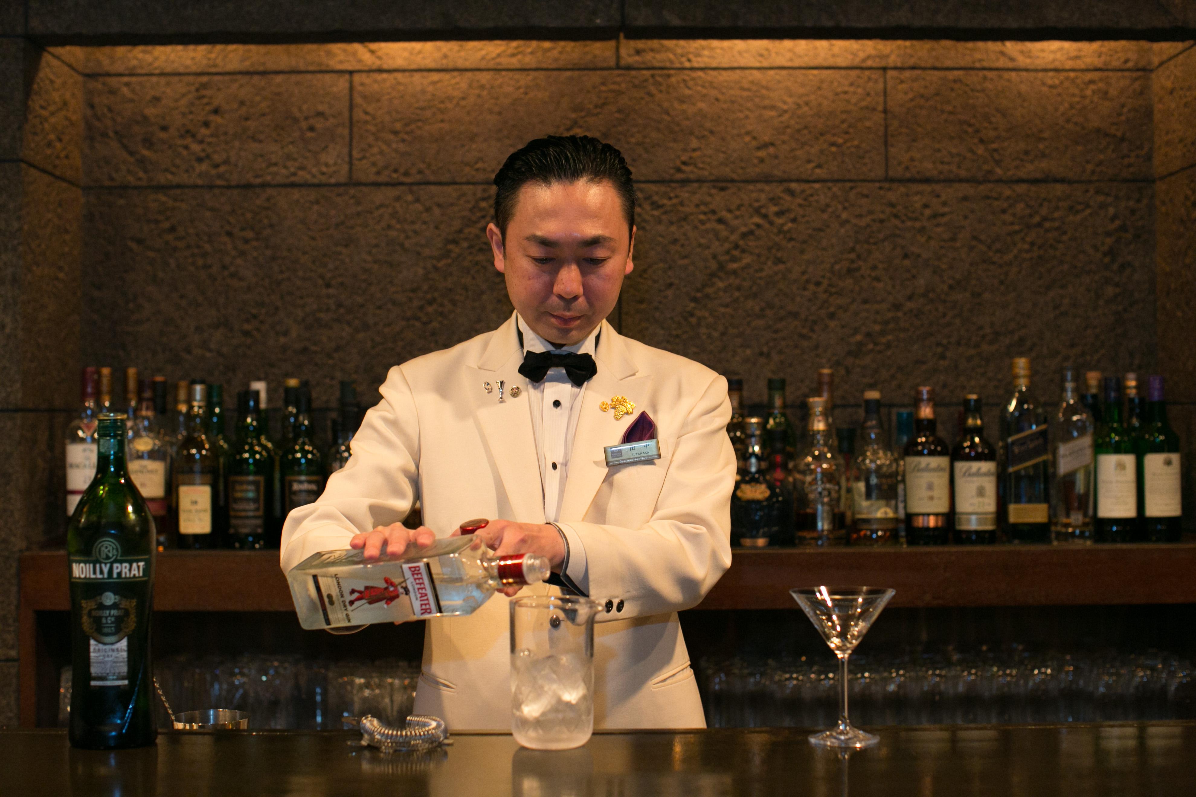 Nagoya Tokyu Hotel Luaran gambar A bartender at work