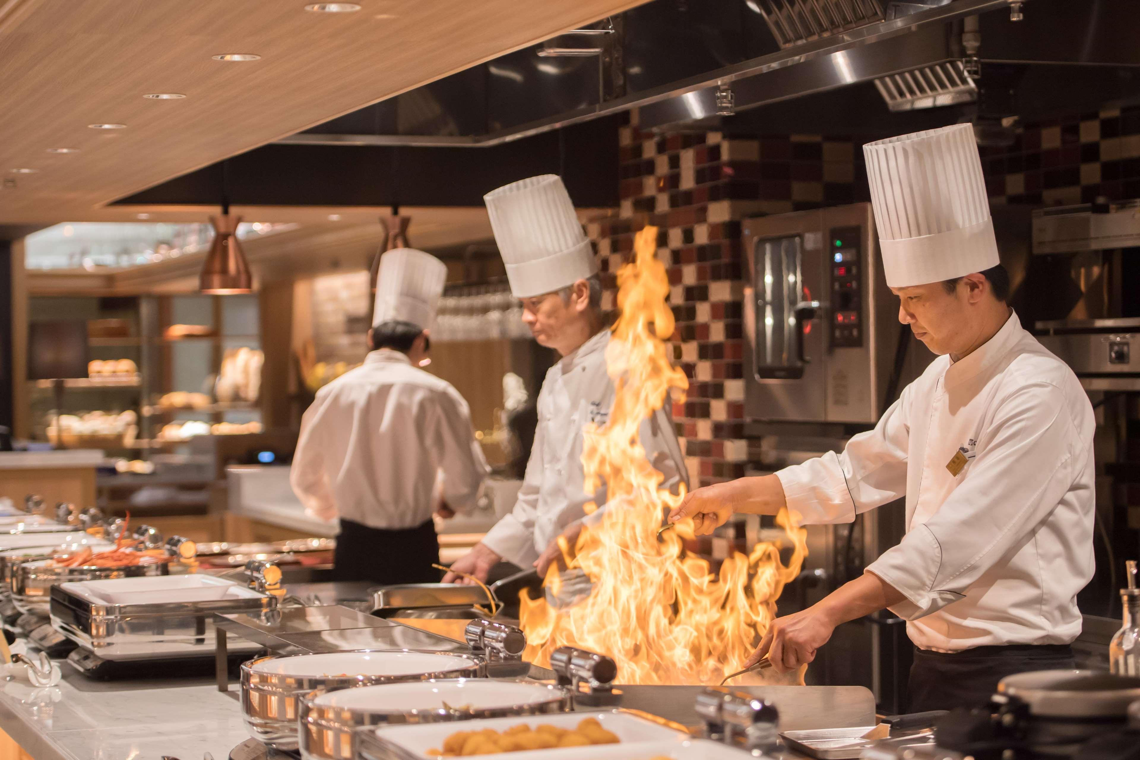 Nagoya Tokyu Hotel Luaran gambar A chef cooking with a blowtorch